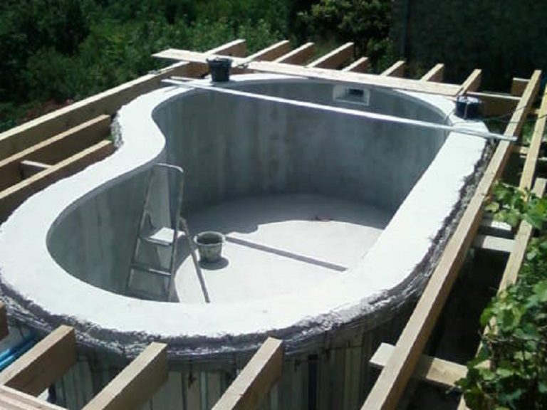 PISCINE MONOBLOC AUTOPORTANTE BETON